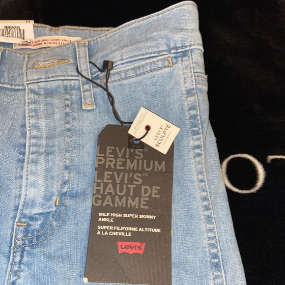 Light wash Levi’s - Picture 2 of 4